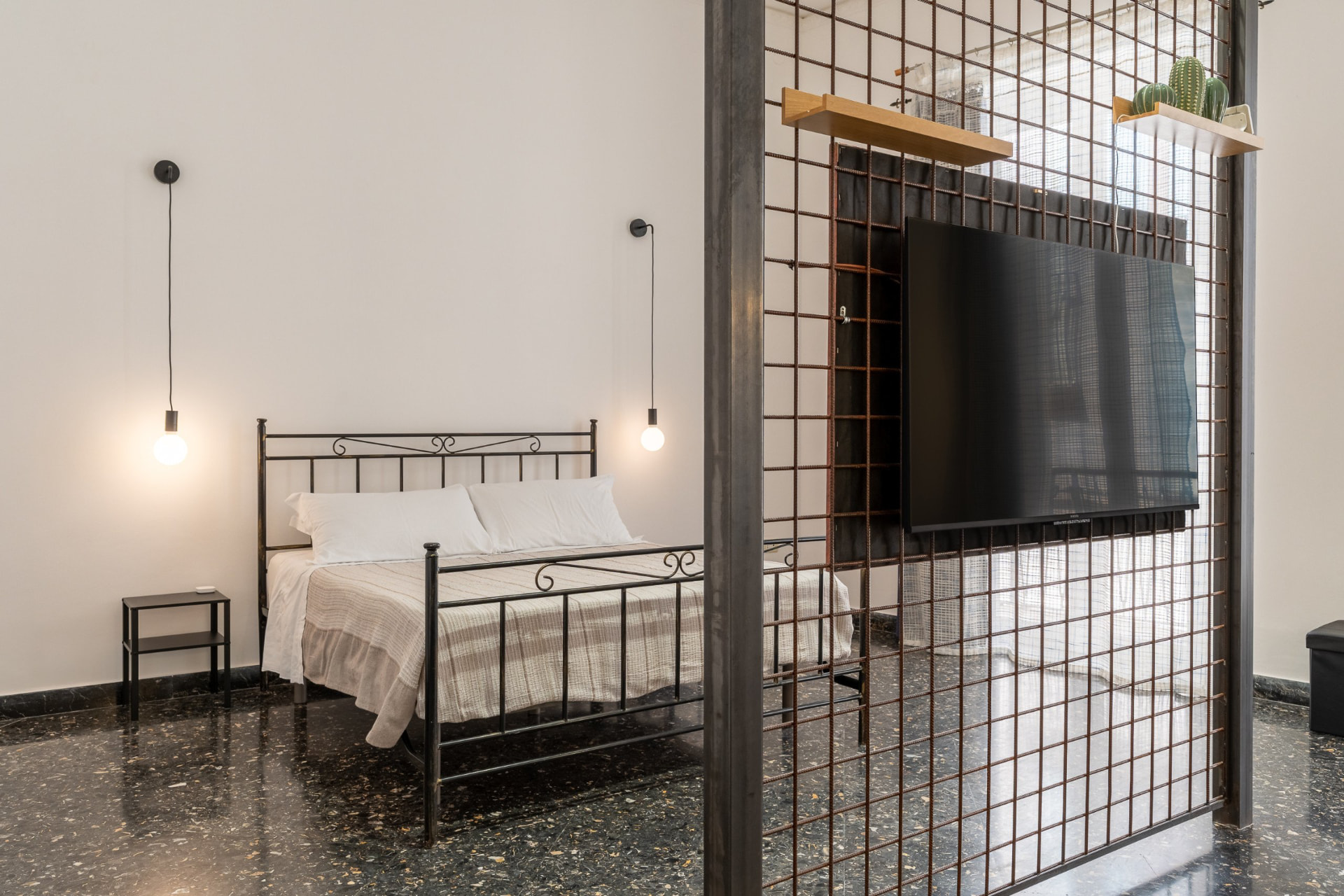 Zona notte e parete divisoria in ferro - casa di nonna Anna