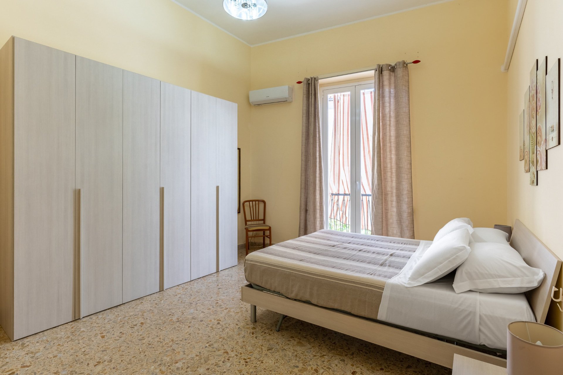Camera matrimoniale con armadio e balcone - casa di nonno Enrico